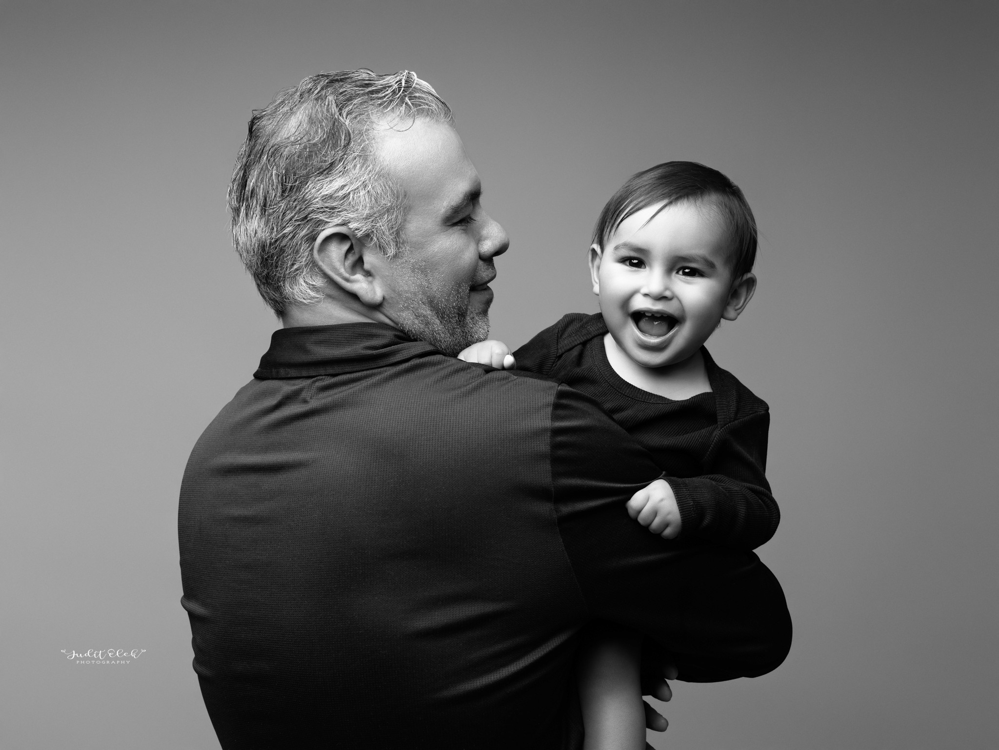 retrato familiar atemporal en estudio fotográfico