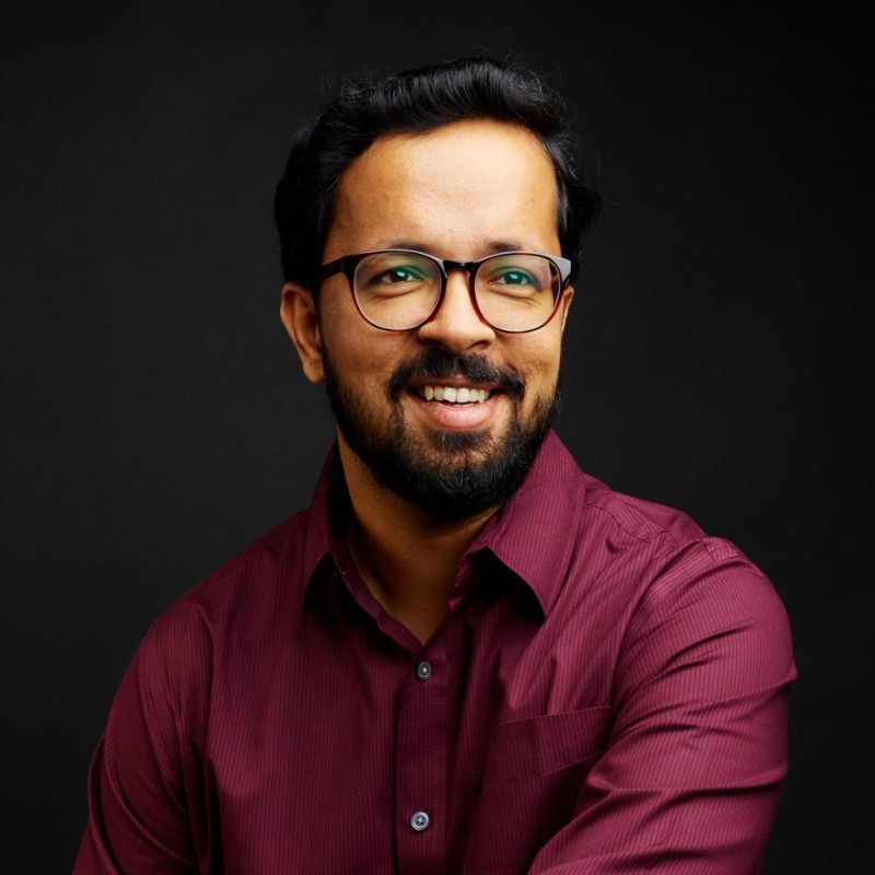 woman on focus photography