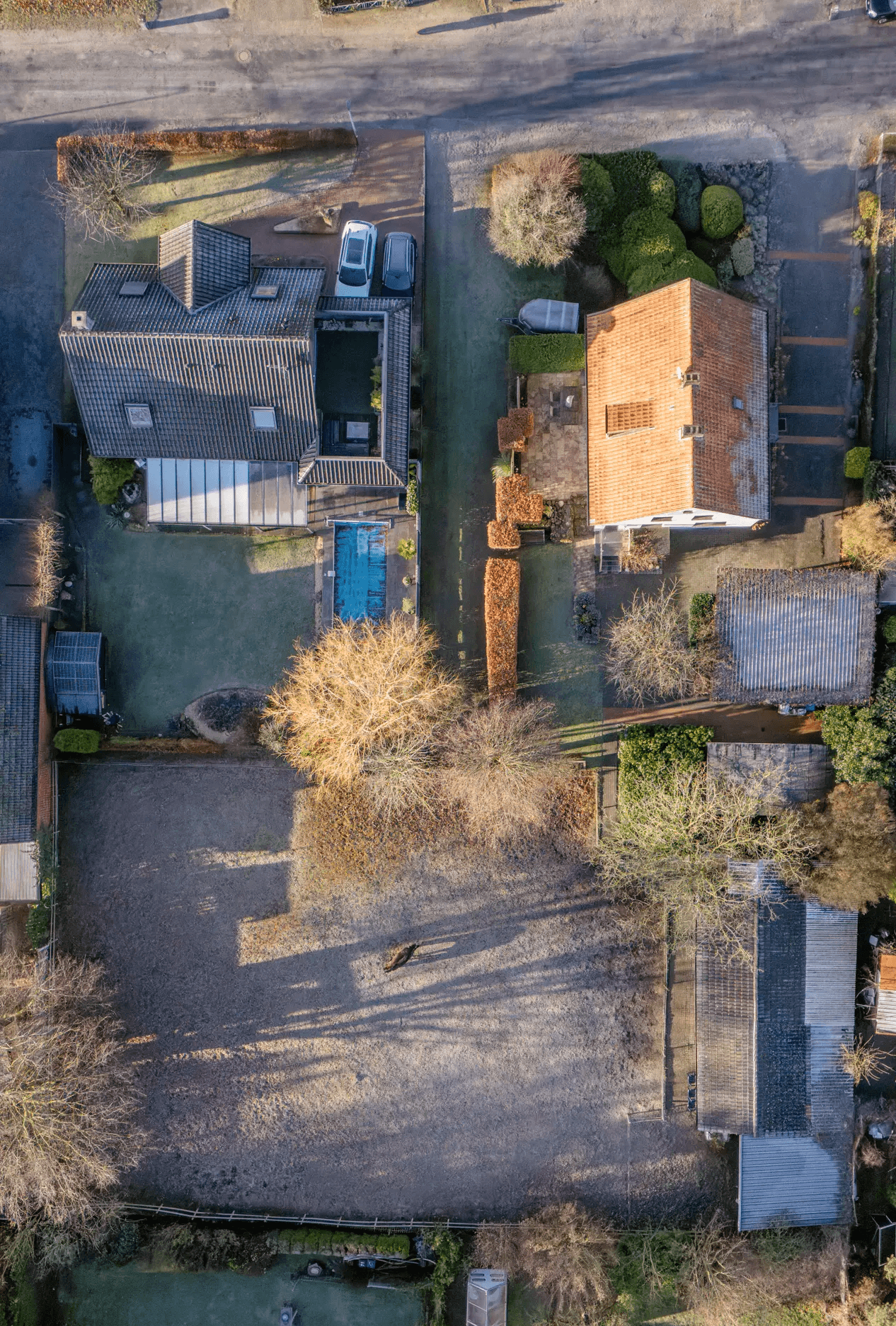Drohnenaufnahme des Grundstücks mit Einfamilienhaus, Gartenflächen und umliegender Bebauung in ruhiger Wohnlage von Gronau