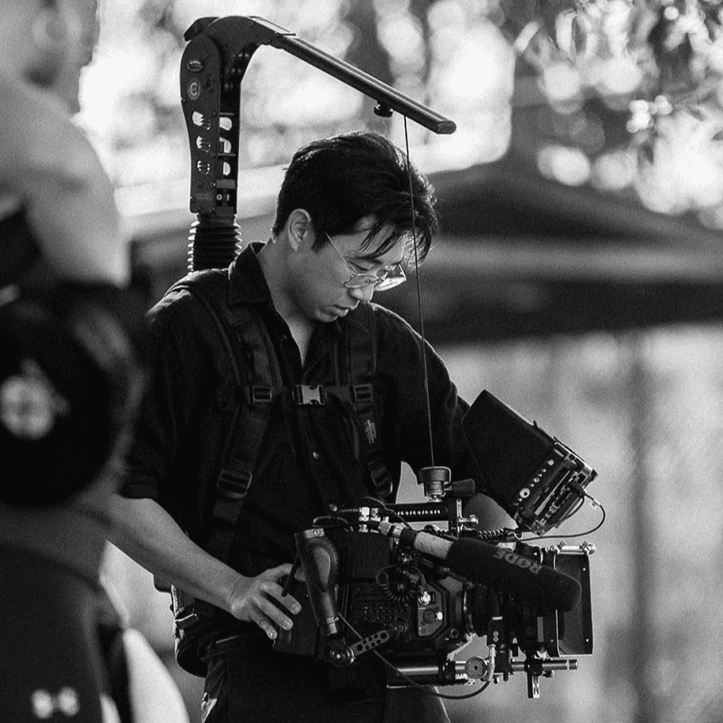 a person with the hands on the chin