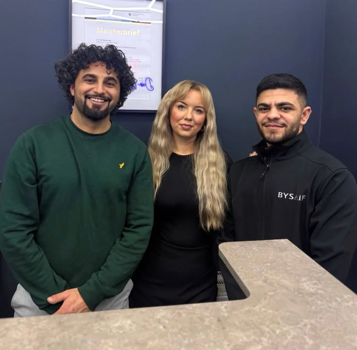 By Saif Frisör in Stadthagen Zentrum - Das Team Saif, Marie und der Azubi zusammen am posieren und lächekn gemeinsam in die Kamera an Weihnachten.