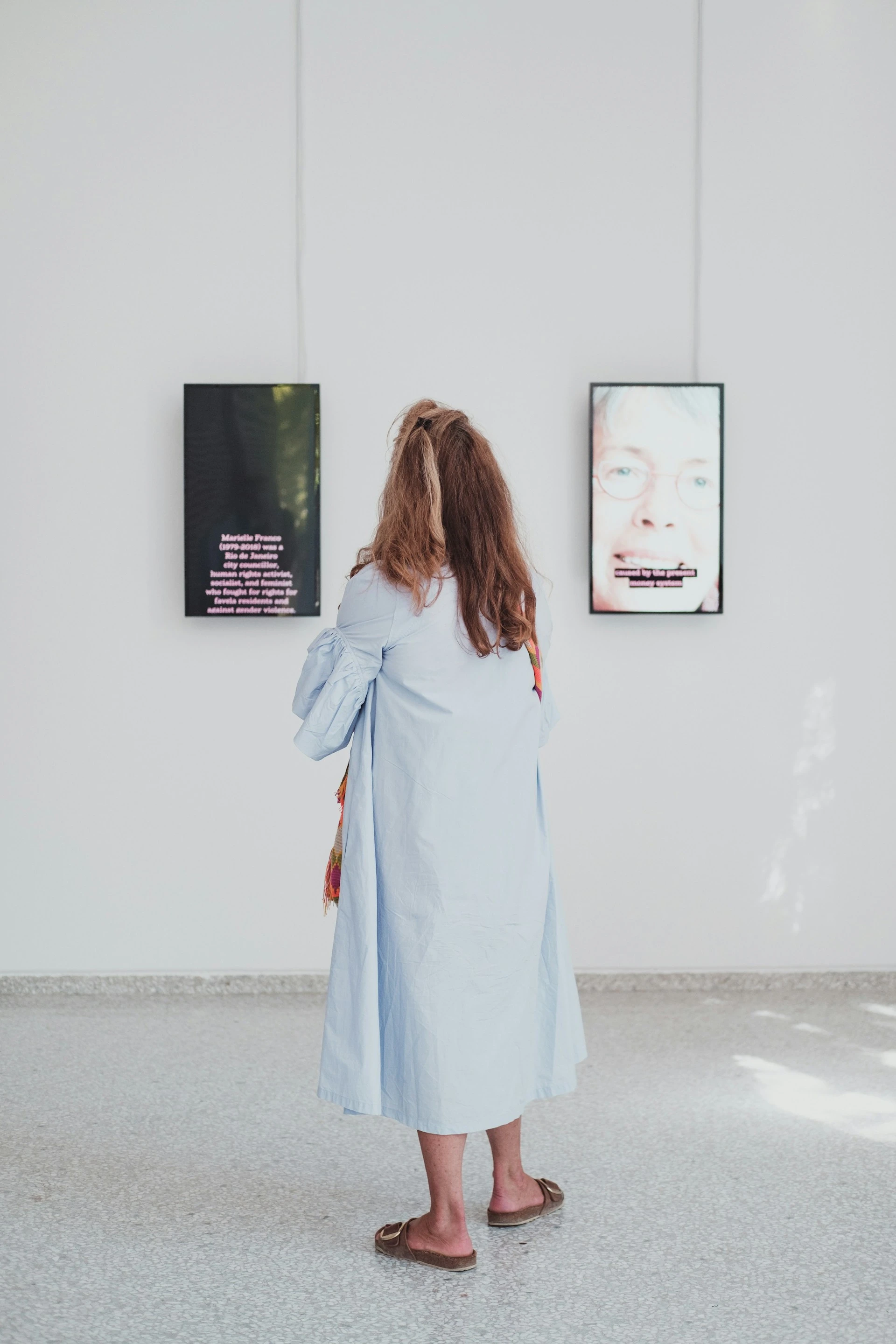 Eine Frau vor Bilderrahmen mit digitaler kunst.