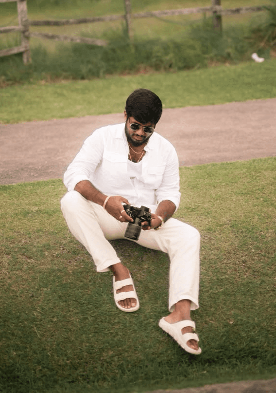 Founder of wowmakers photography holding a camera