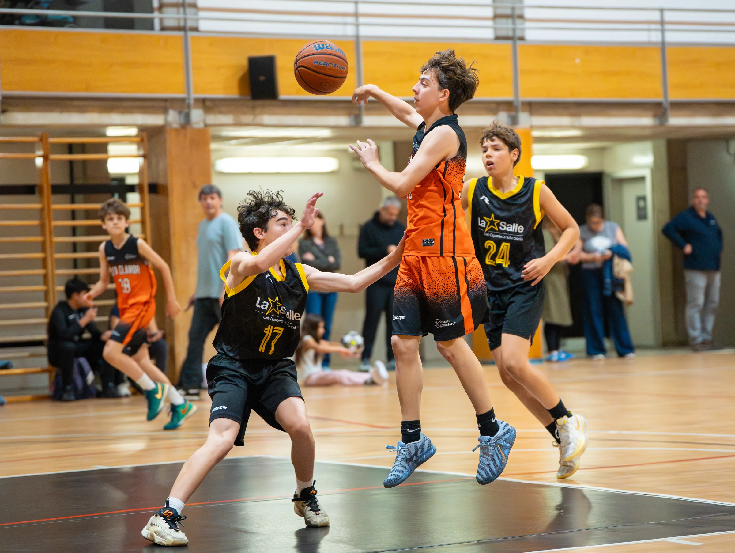 partido fútbol sala amigos Hospitalet, fotografía deportiva sala Barcelona, Nolan Pardo fotógrafo Barcelona 2026, fútbol sala interior Hospitalet