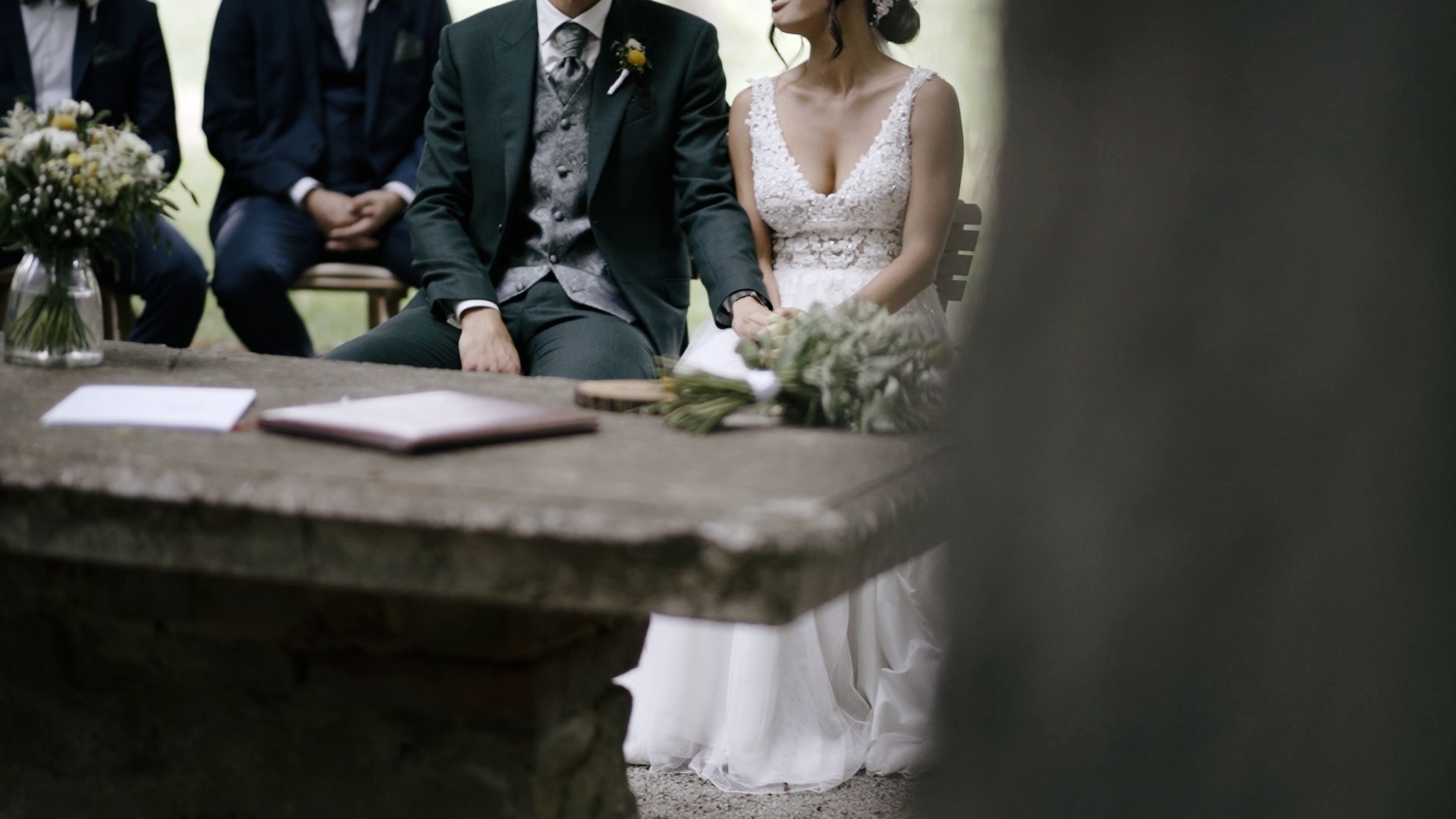 Hochzeit, Brautpaar hält Händchen