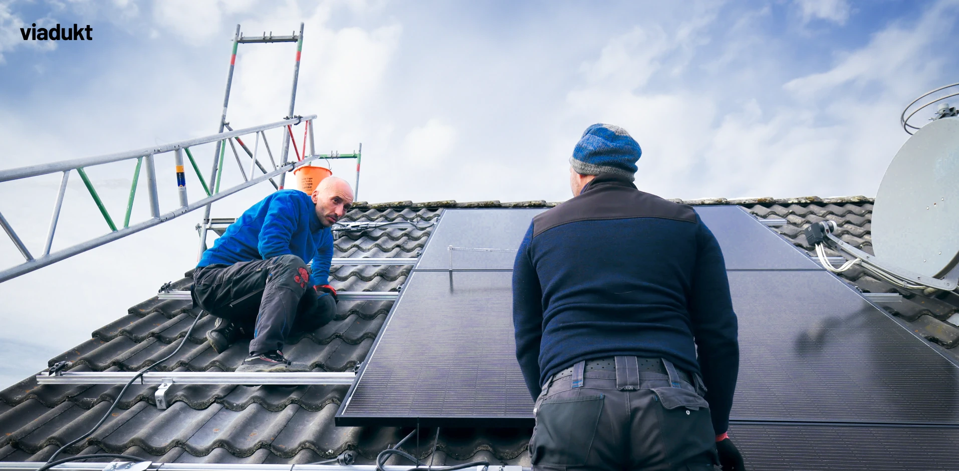 Zwei Solarteure auf der Baustelle zur Installation einer Photovoltaik-Anlage