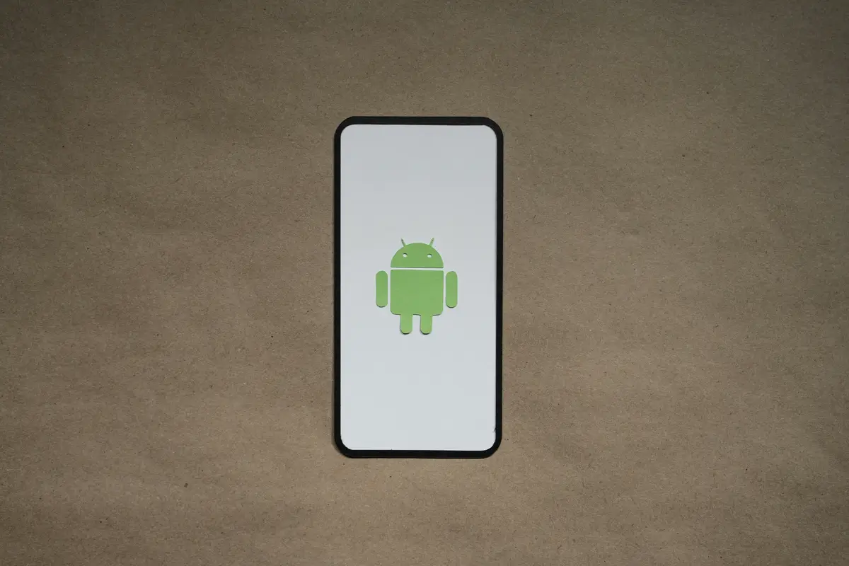 Ein Smartphone, das das Android-Logo zeigt