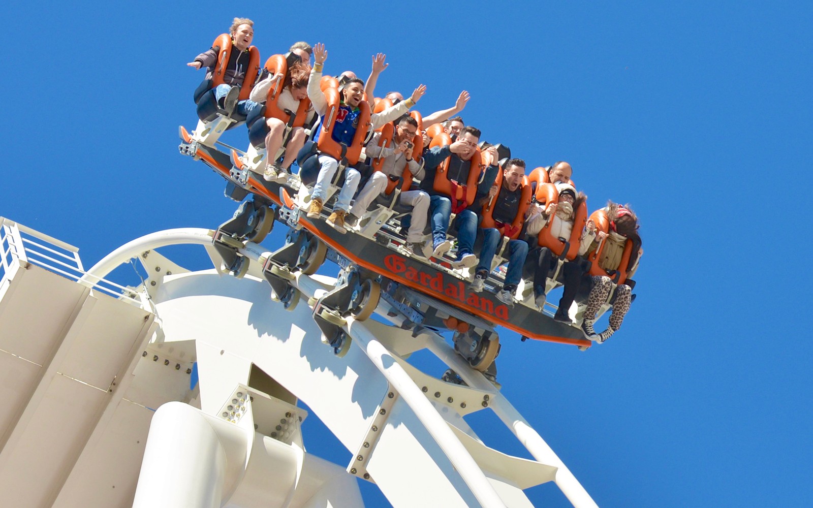 Návštěvníci na horské dráze v Gardaland Parku v Itálii zažívají vzrušující jízdu.