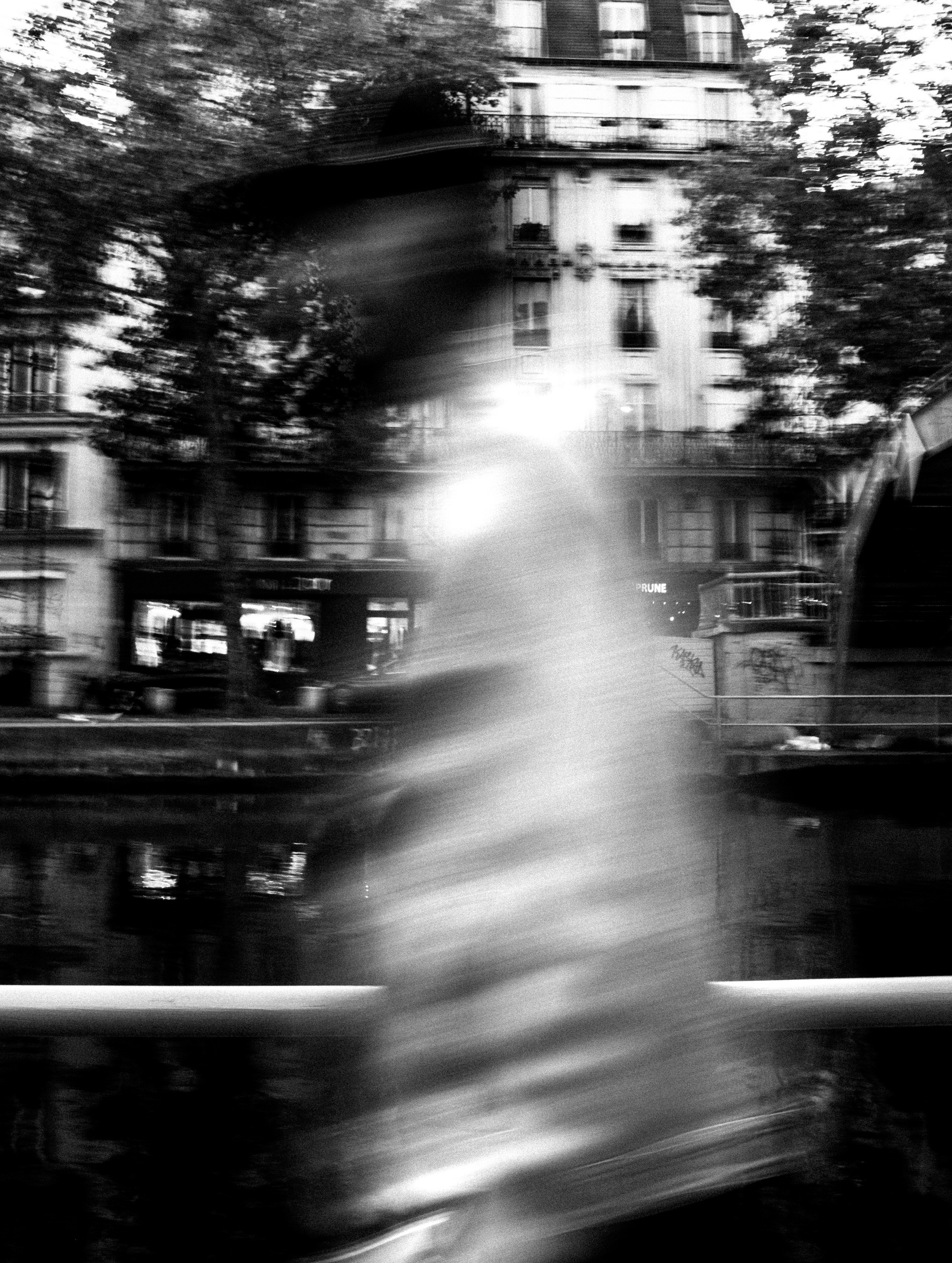 Image flou d'une personne en mouvement