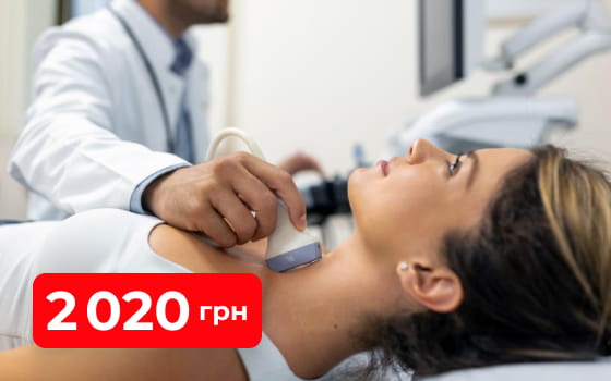 Лікар робить пацієнтці УЗІ щитовидки