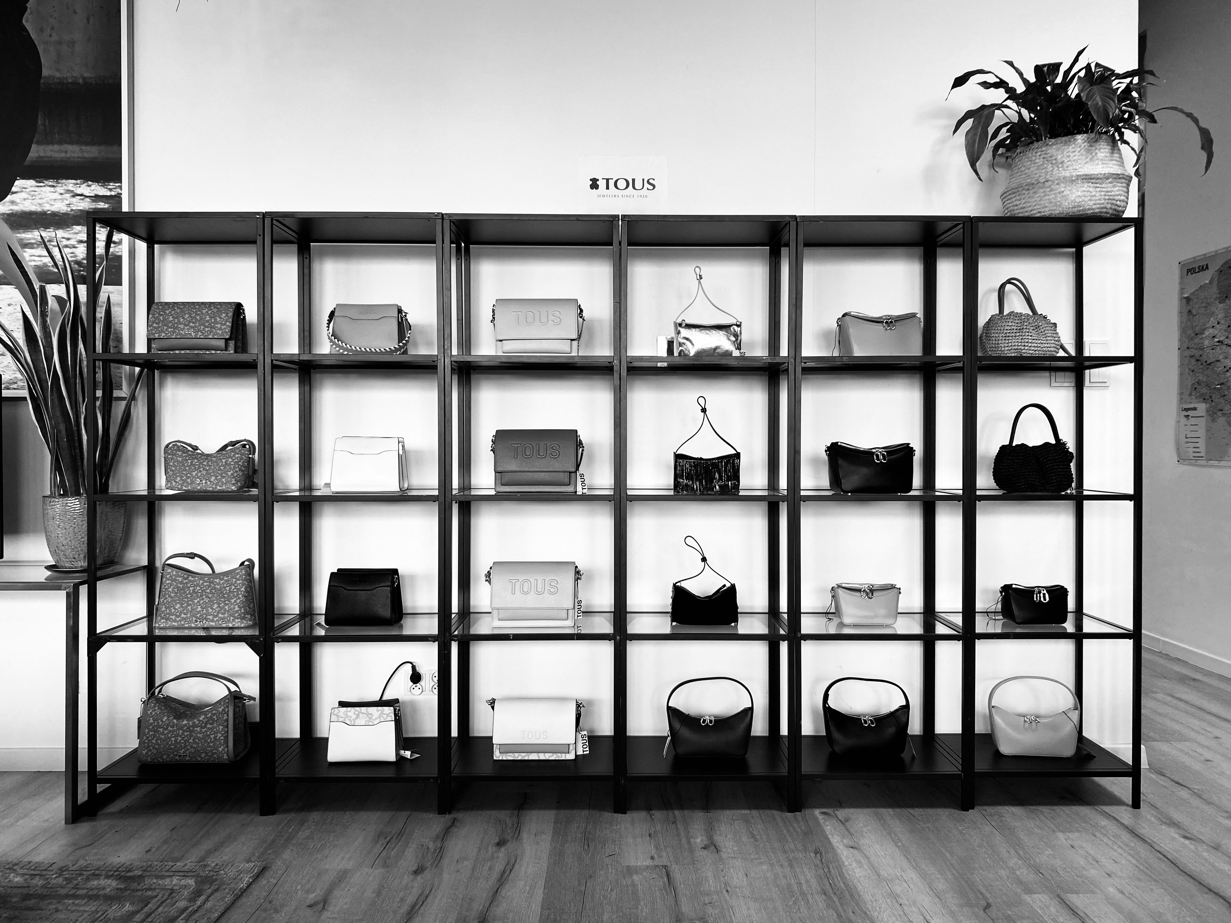 Ekspozycja torebek Tous w showroomie przedstawiciela marek premium - Katarzyny Dzieńkowskiej, miejsce prezentacji kolekcji dla butików zainteresowanych współpracą hurtową