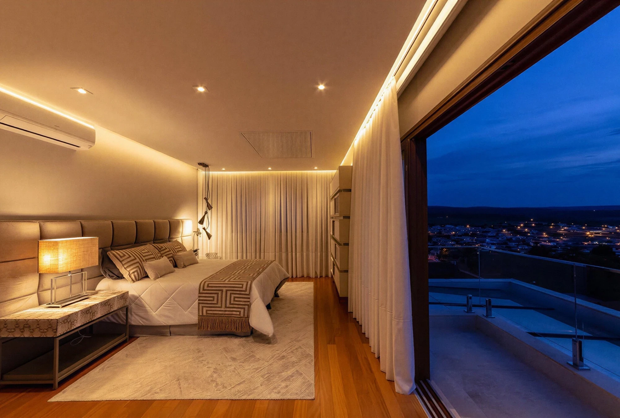 Cortina de tecido sob medida em quarto com controle de luz e conforto em ambiente residencial em Curitiba