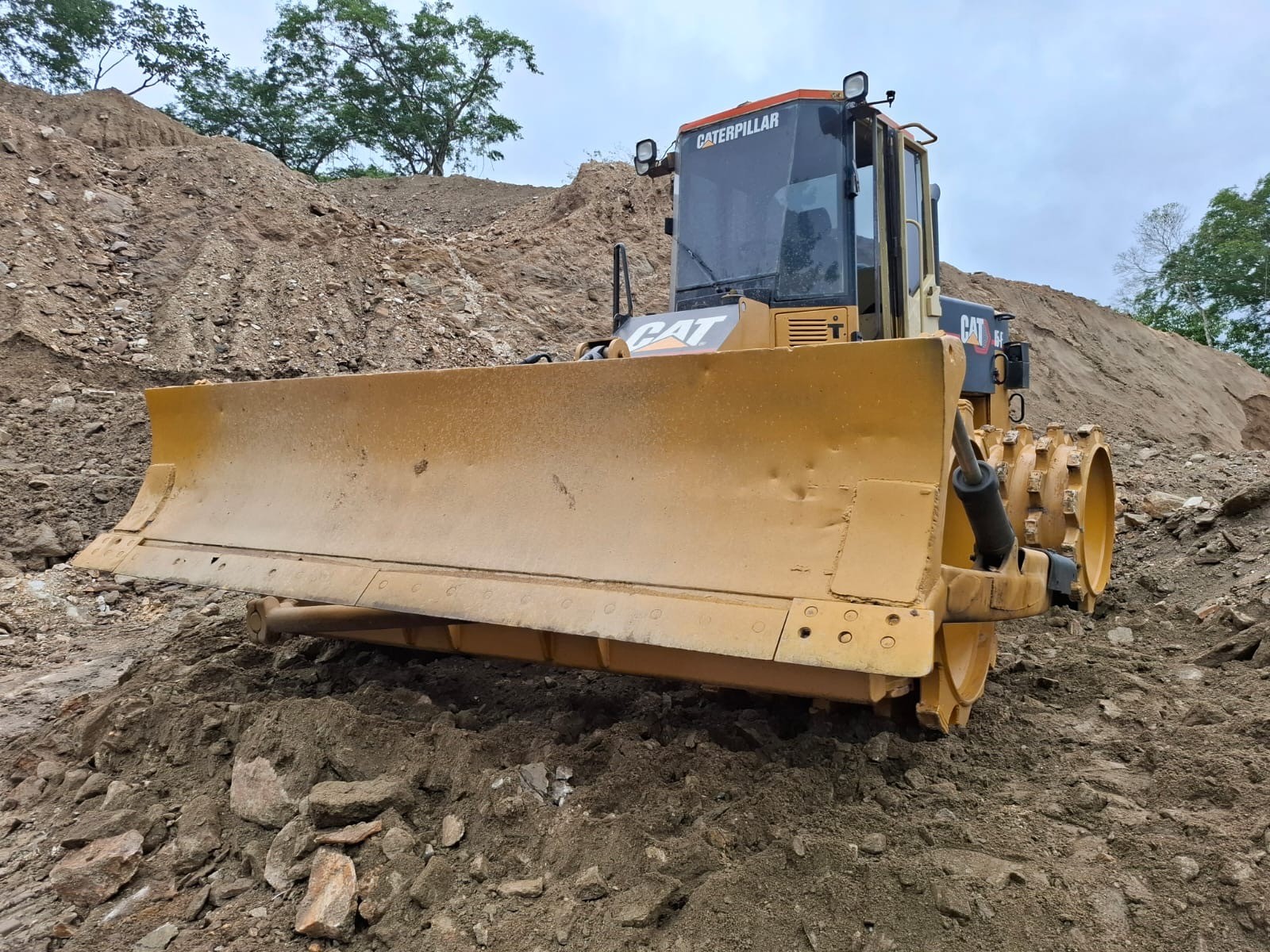 tractocompactador en el pavimento