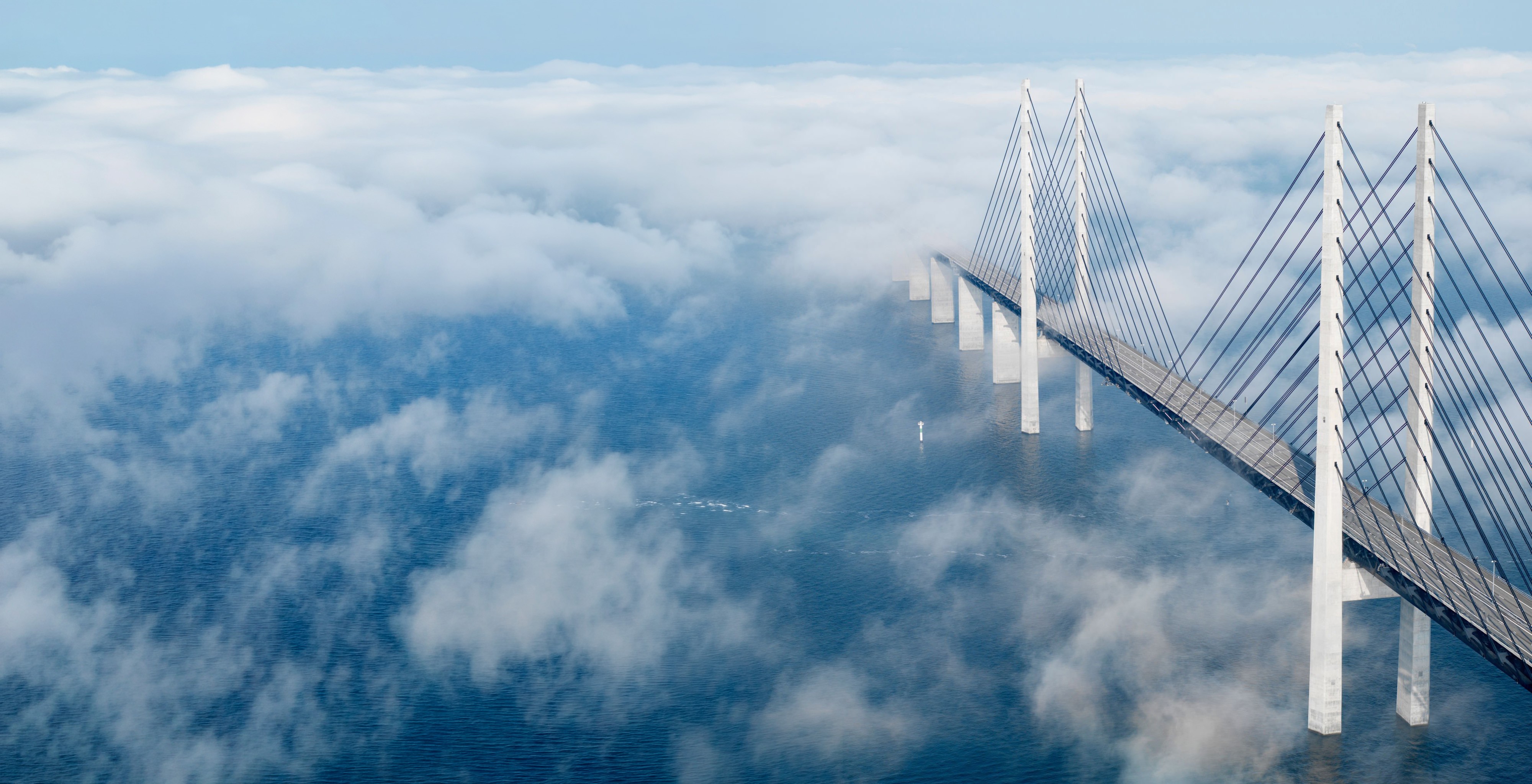 große Brücke in den Wolken