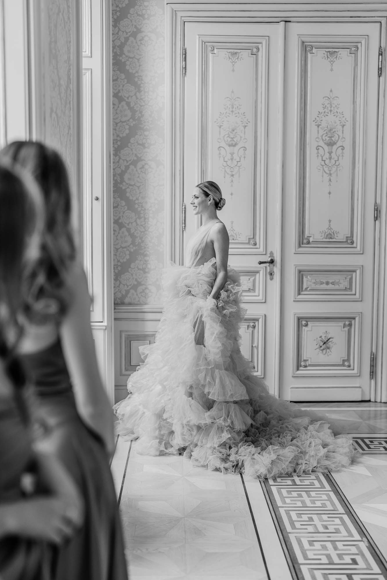 Braut mit einem Tüllkleid steht in einem Wiener Ballsaal.