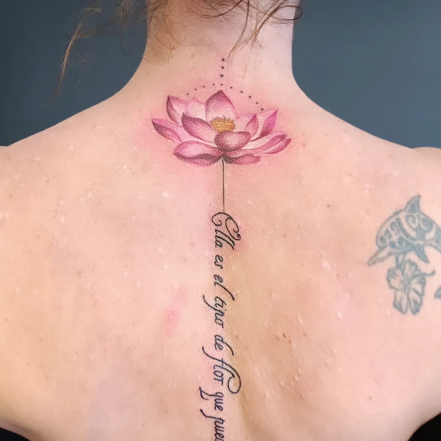 tatouage colonne couleur femme