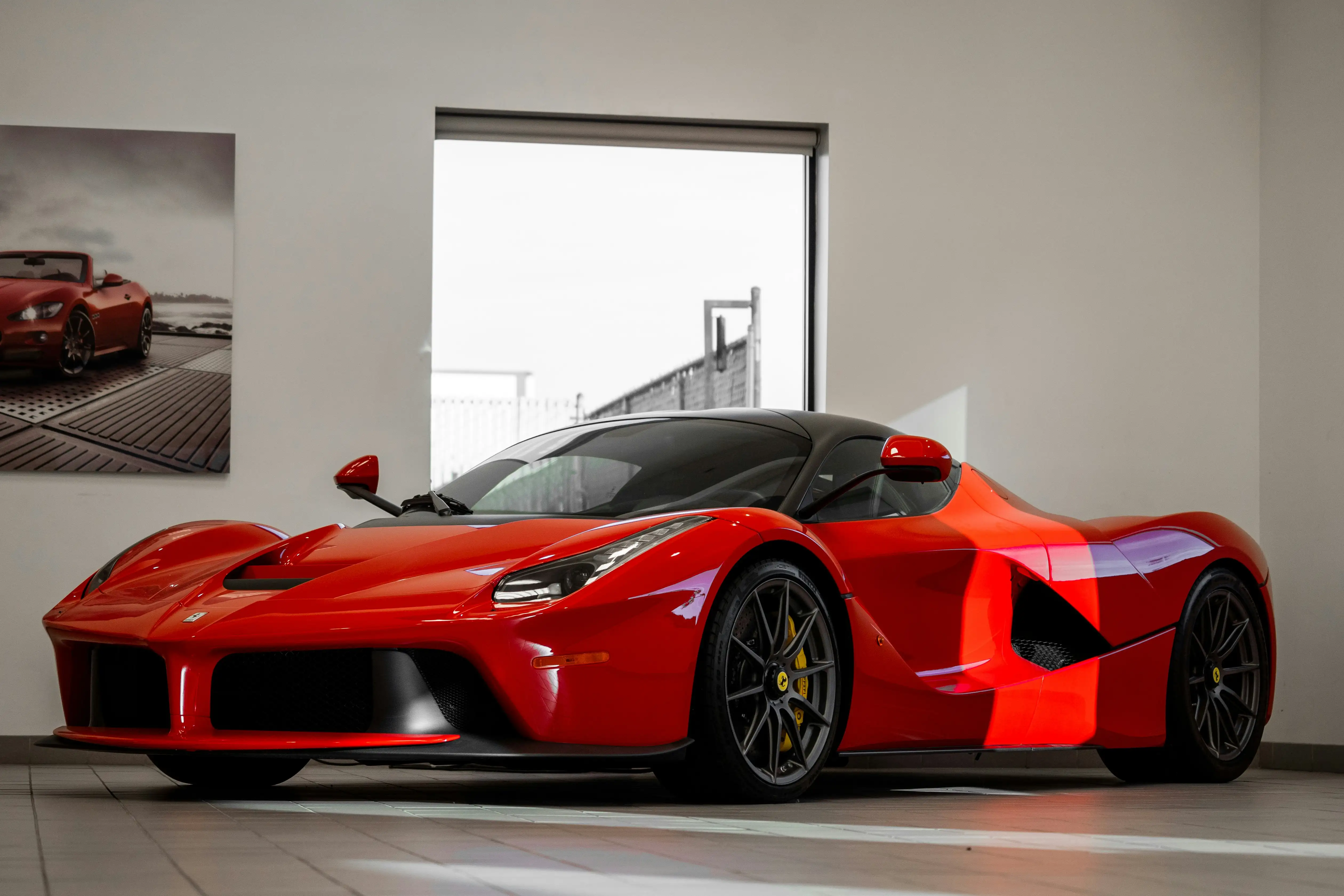 Ferrari LaFerrari Hypercar in Studio – All-Risk Versicherung für Supersportwagen