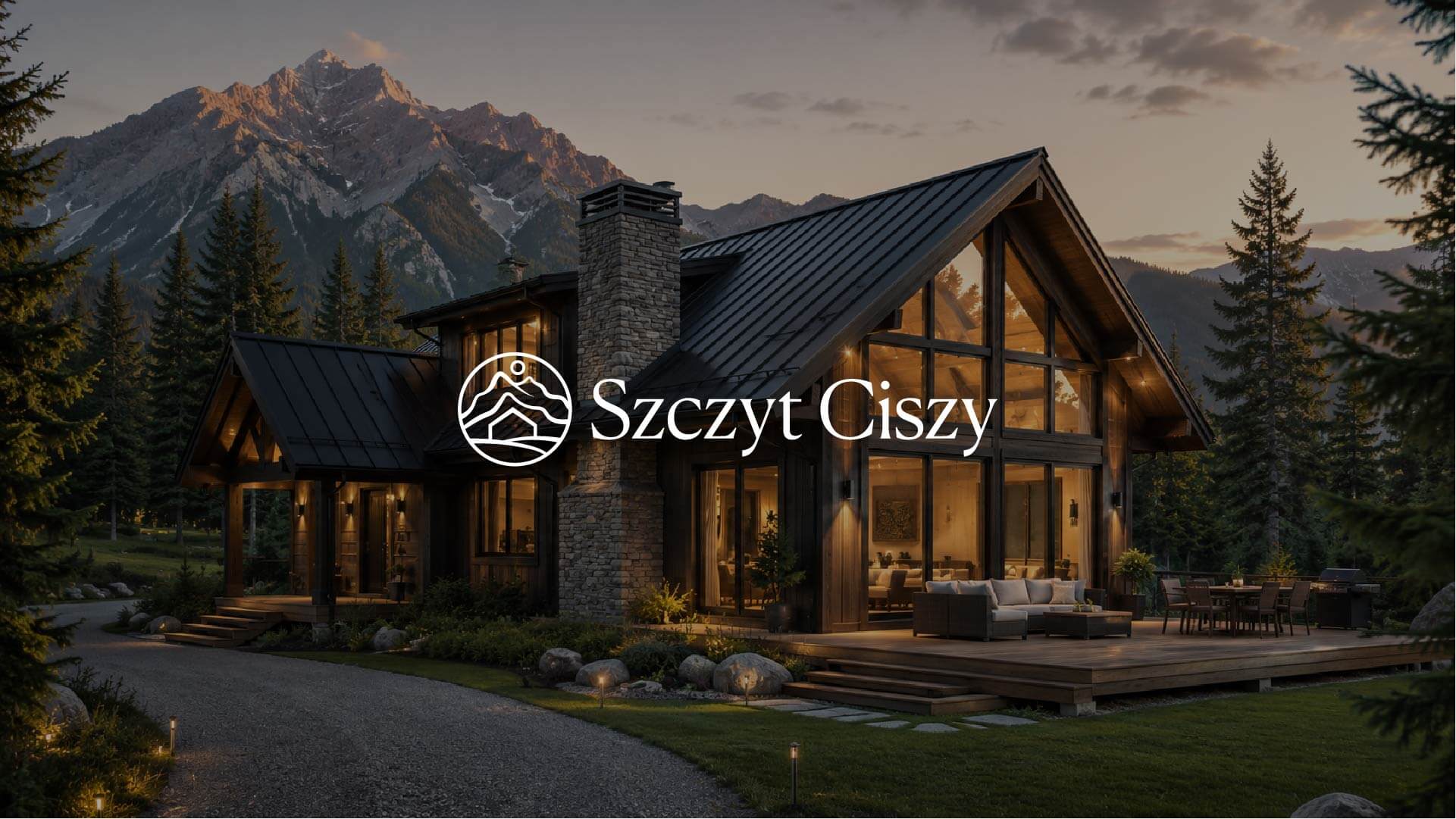 Logo Szczyt Ciszy na tle nowoczesnego drewnianego domku u podnóża gór.
