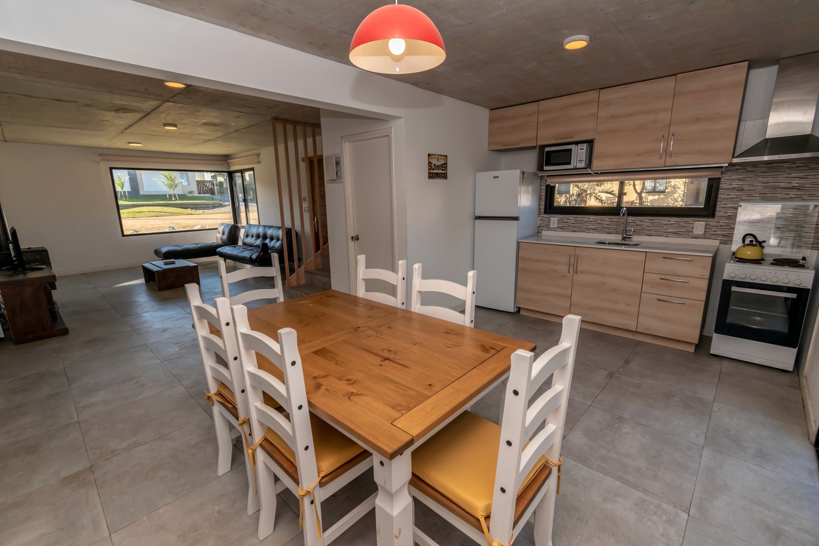 Cocina abierta de Casa Horneros con detalles elegantes - espacio amplio y luminoso para preparar comidas.