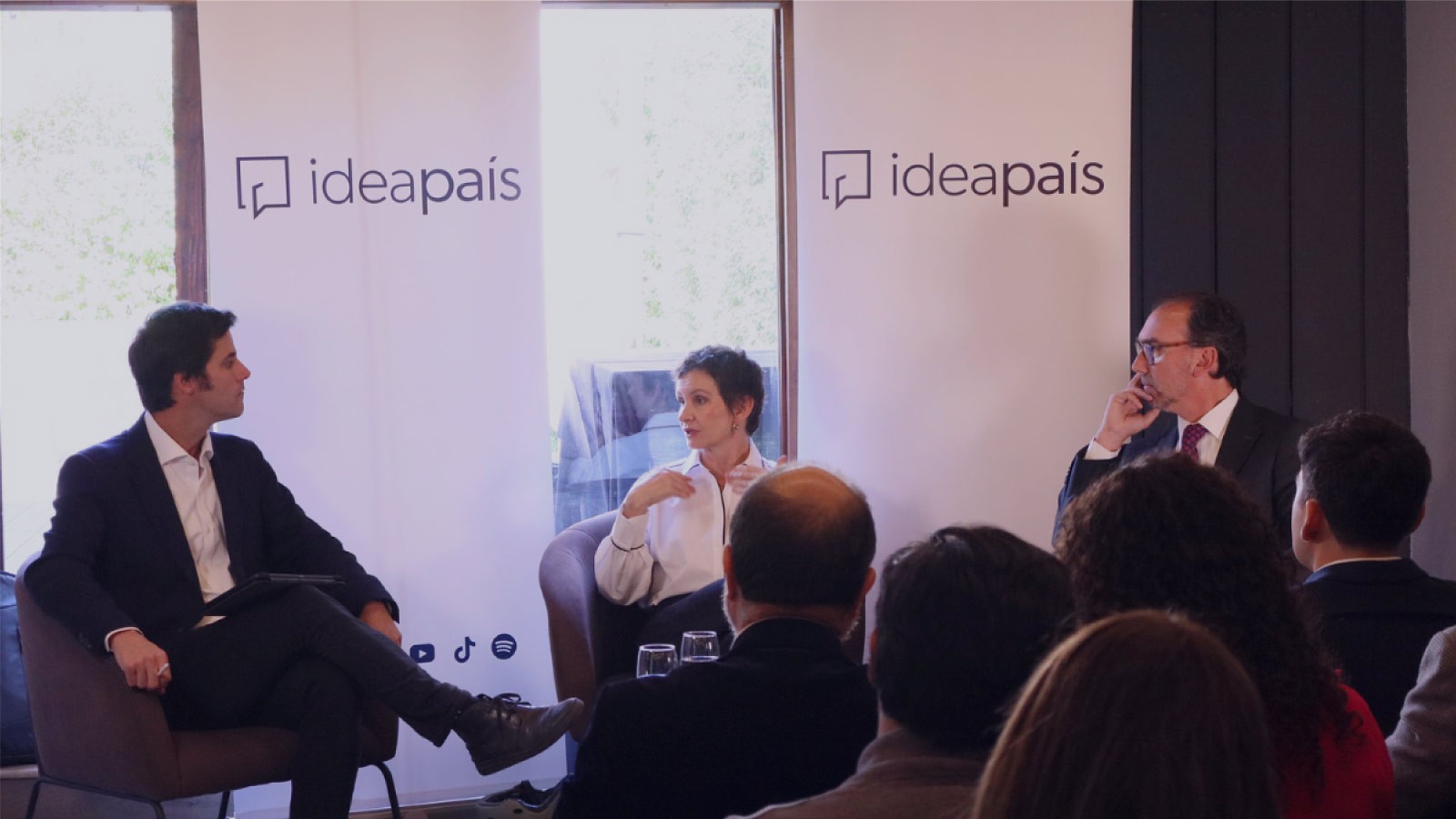Foto de Cristián Stewart, Carolina Tohá y Raúl Figueroa en el conversatorio "Más allá del titular: violencia escolar y crisis de autoridad" de IdeaPaís.