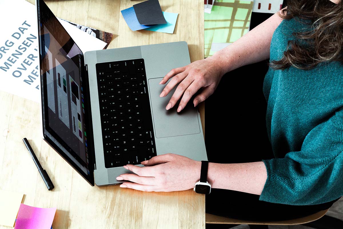 afbeelkding van een vrouw die een laptop bediend