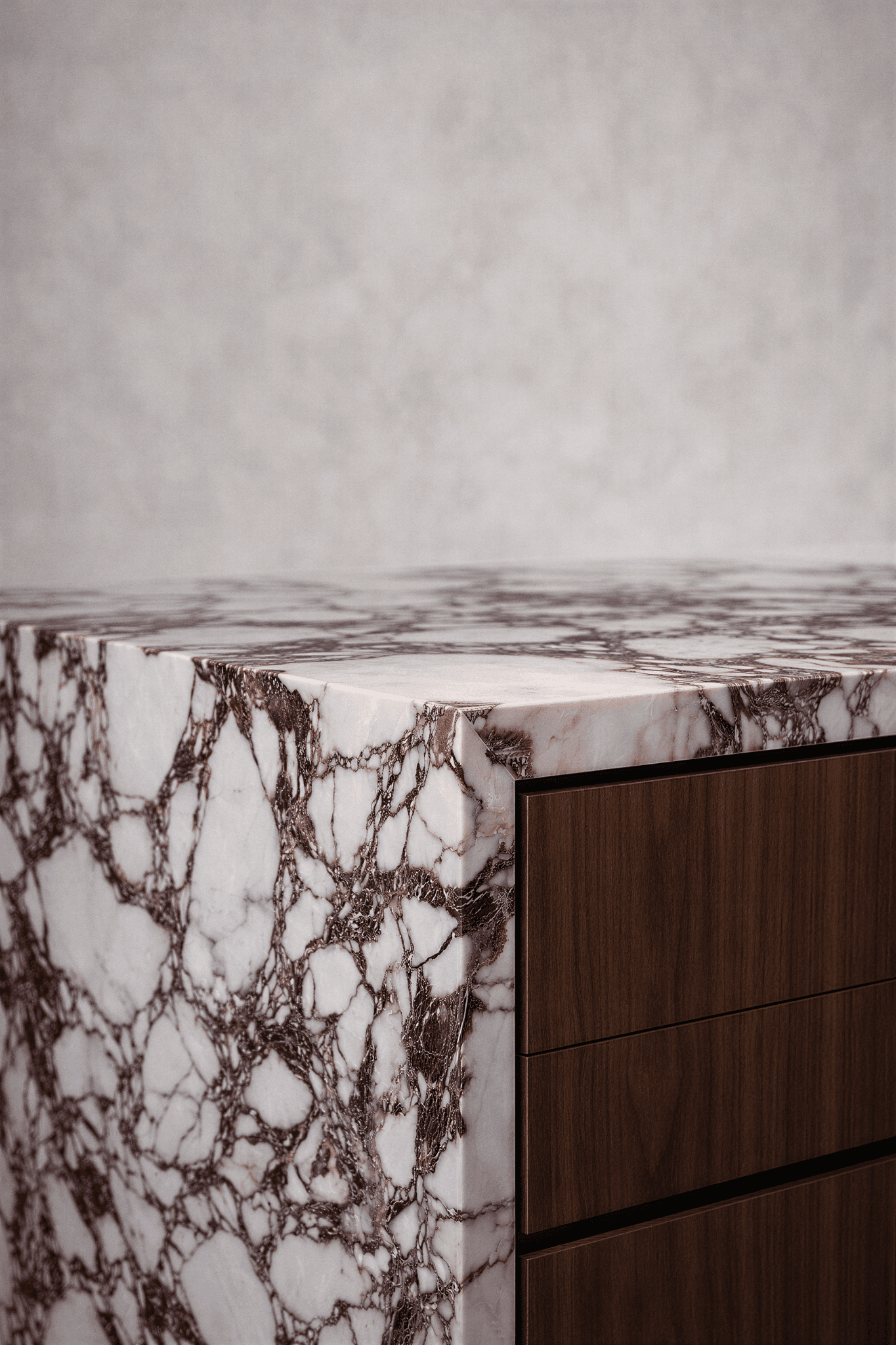 Detail van maatwerk keuken met donkere kasten en marmeren blad in smalle ruimte.