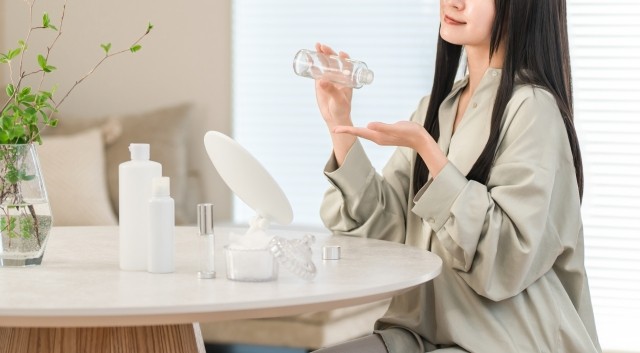 スキンケアをする女性