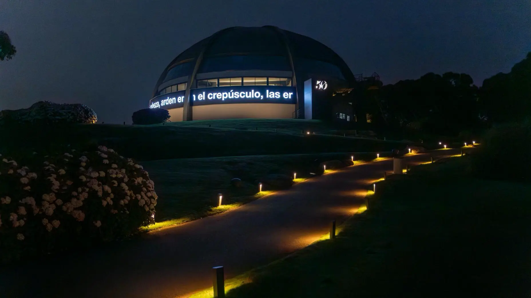 edificio la cupula 50 aniversario zara por la noche iluminado