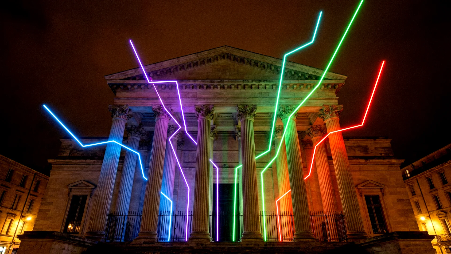 Palais de jsutice dans la nuit, des courbes de croissance lumineuses sortent des portes