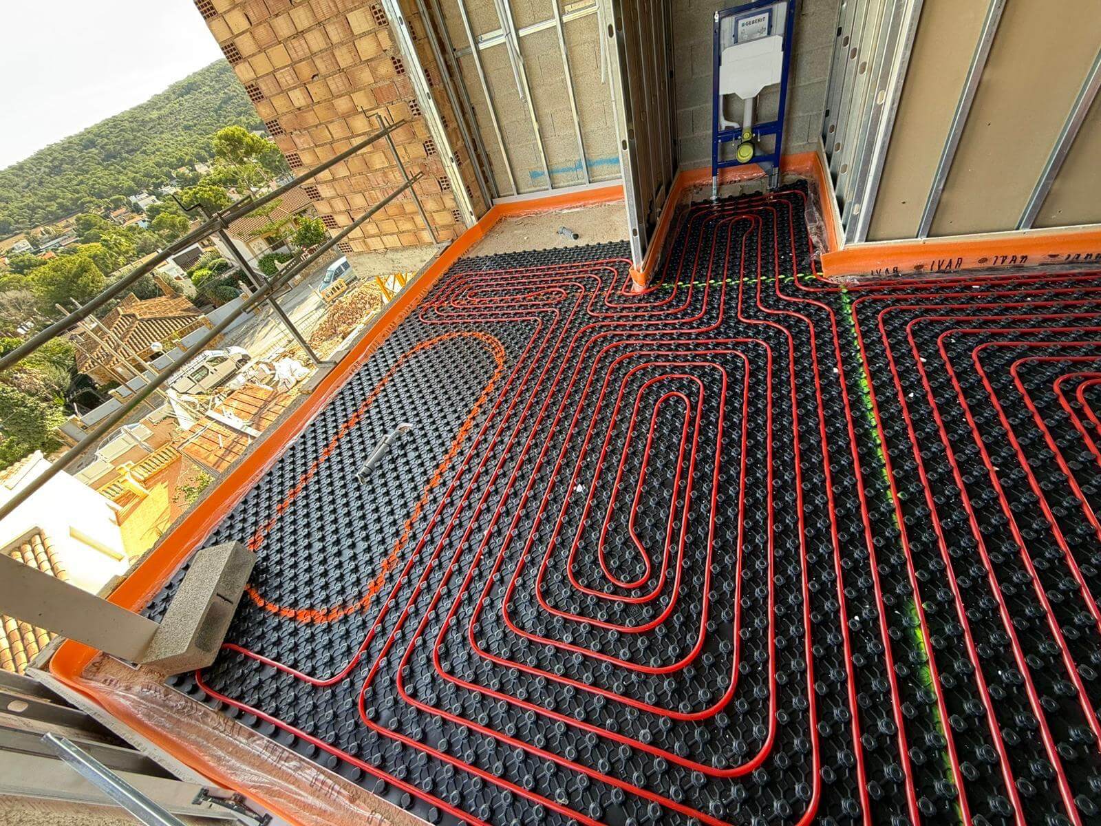 Suelo radiante y sistema de climatización en vivienda en El Toro, Mallorca, con instalaciones de ingeniería de alta eficiencia