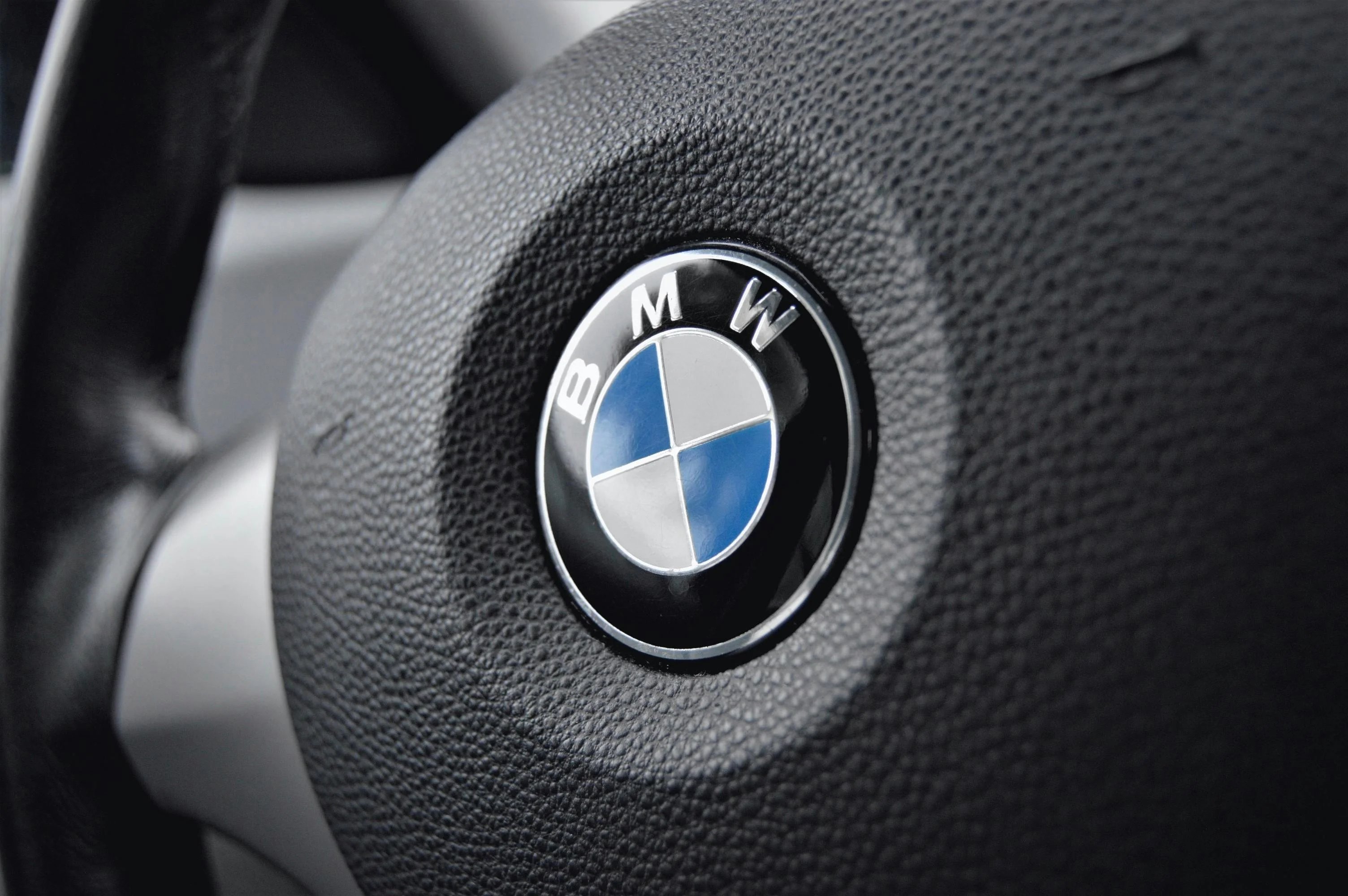 Le logo BMW, symbole de précision et d’excellence mécanique, rappelle l’héritage aéronautique et la qualité allemande.