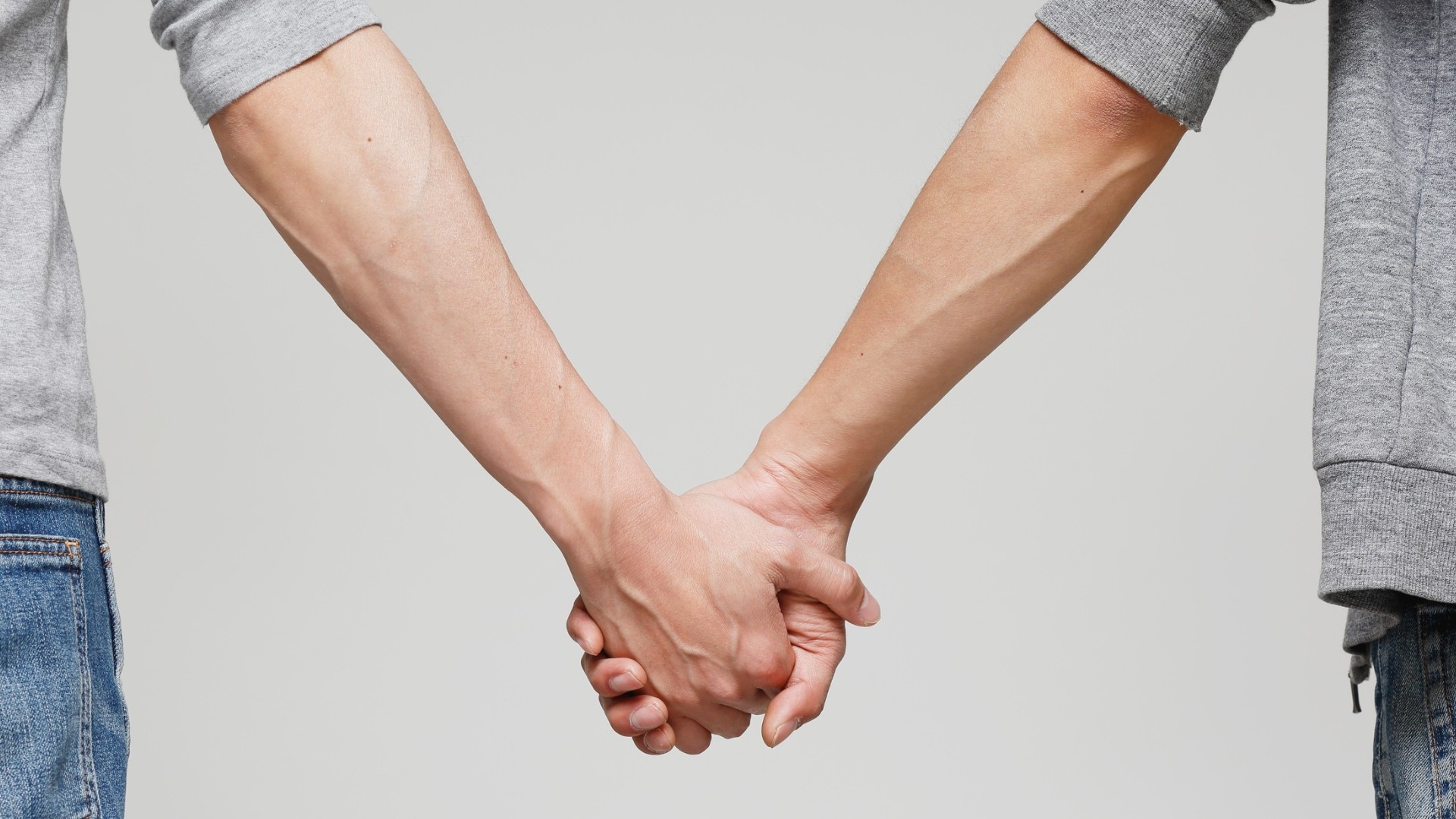2 personen halten händchen
