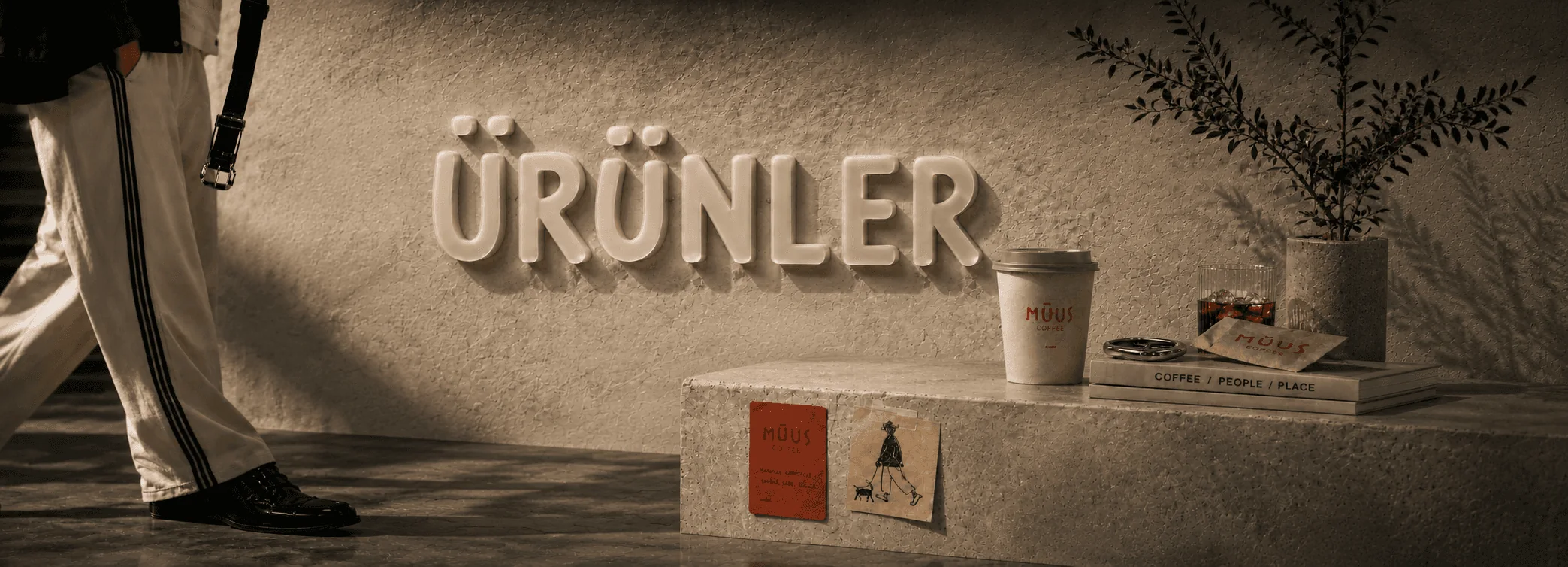 ÜRÜNLER duvar yazısı ve MUUS Coffee ürünleri