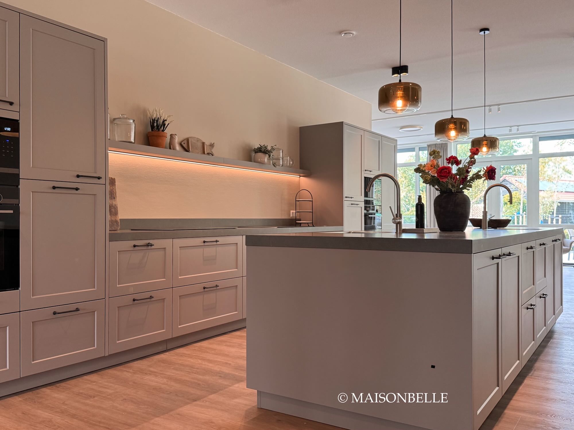 grijze keuken met plank voor styling en keukeneiland