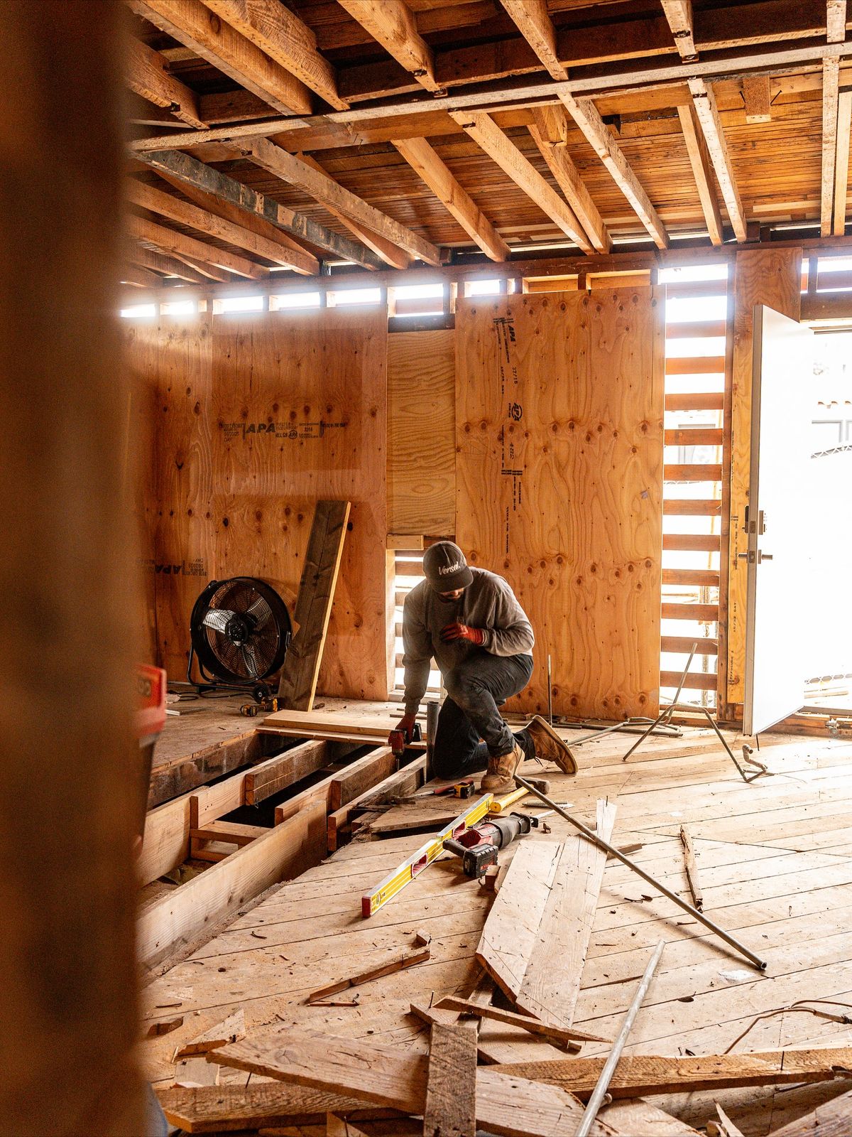 Framer website builder interface with blue abstract background and editor.