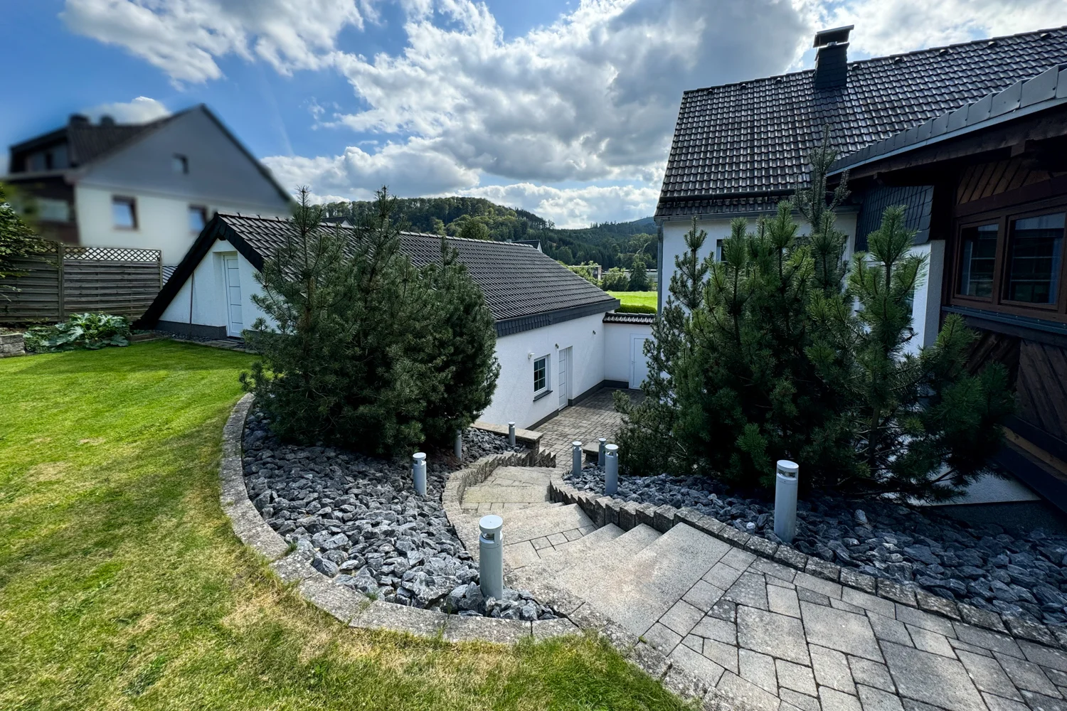 Geschwungener Gartenweg aus Naturstein im Oberbergischen Kreis