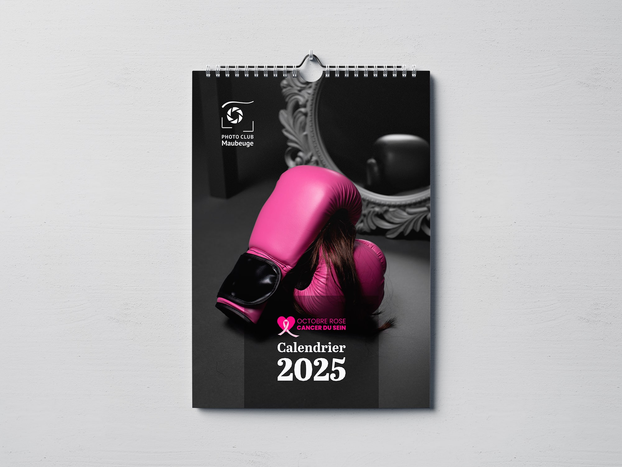 Calendrier Octobre Rose accroché au mur couverture