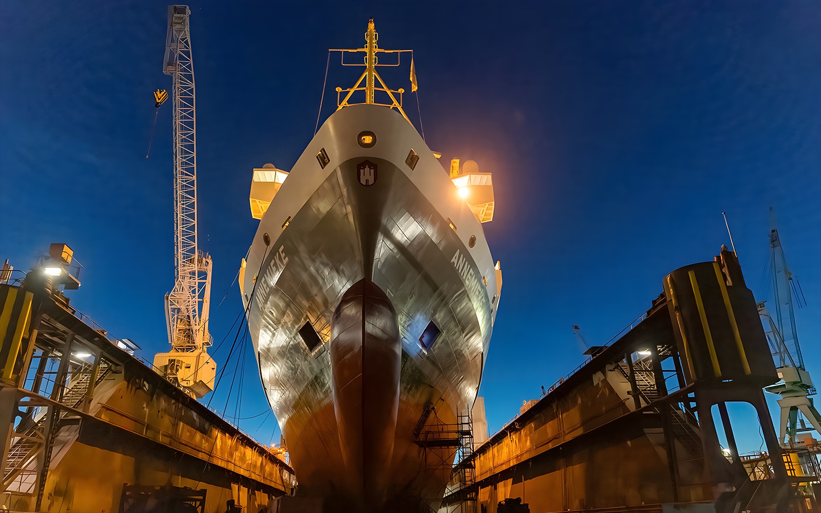 游轮在夜灯下停靠在大港口。