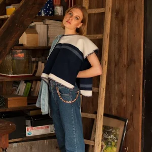 Dans le lookbook de la marque Danoise Another Aspect, le mannequin porte un costume gris et une chemise blanche