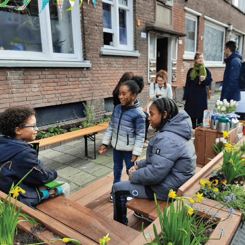 Studio Klinkenberg kinderen bij plantenbak