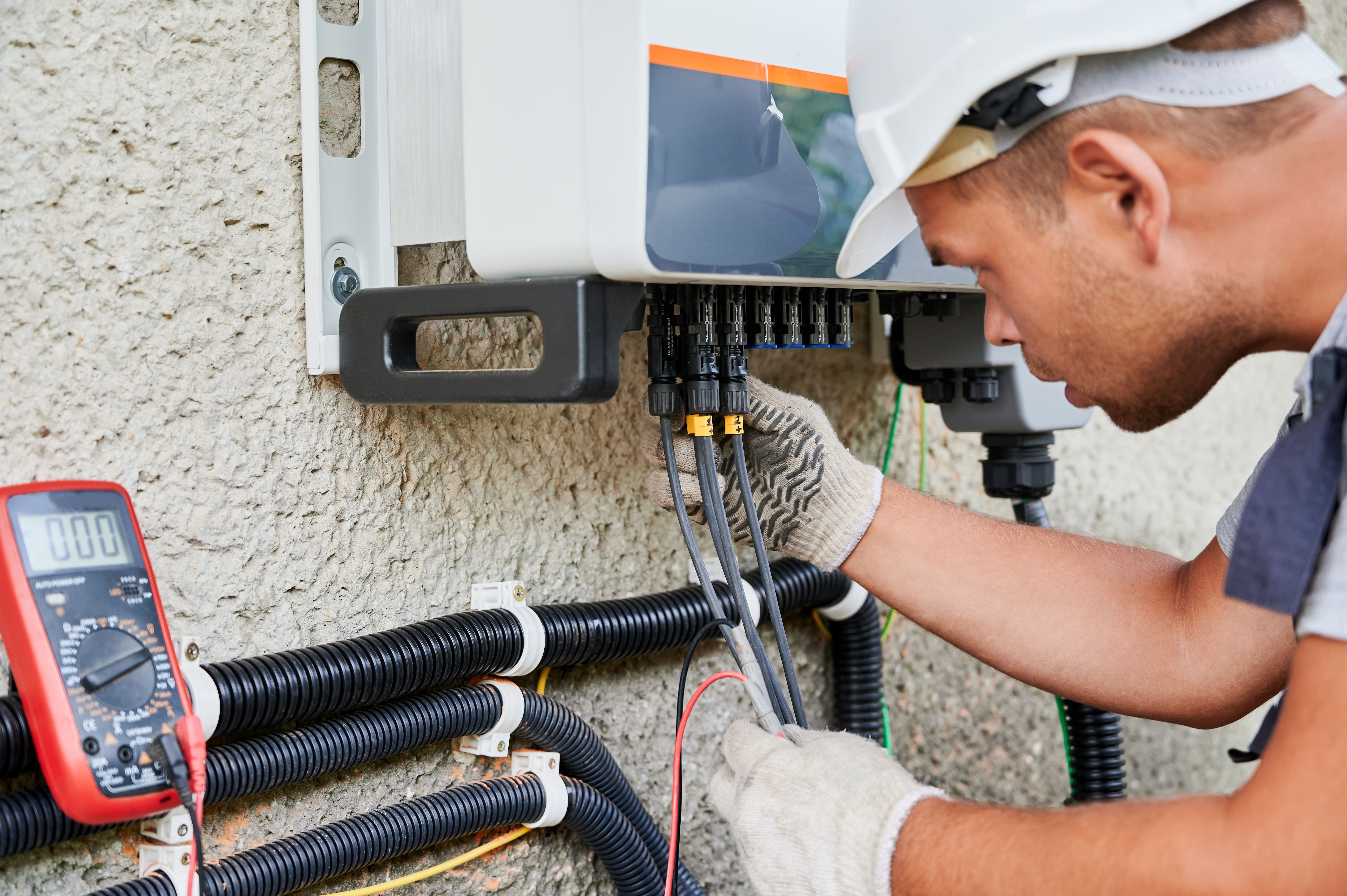 Techniker bereitet Dach für die Installation einer Photovoltaikanlage vor – Qualität und Präzision von Solartechnik Nordwest.
