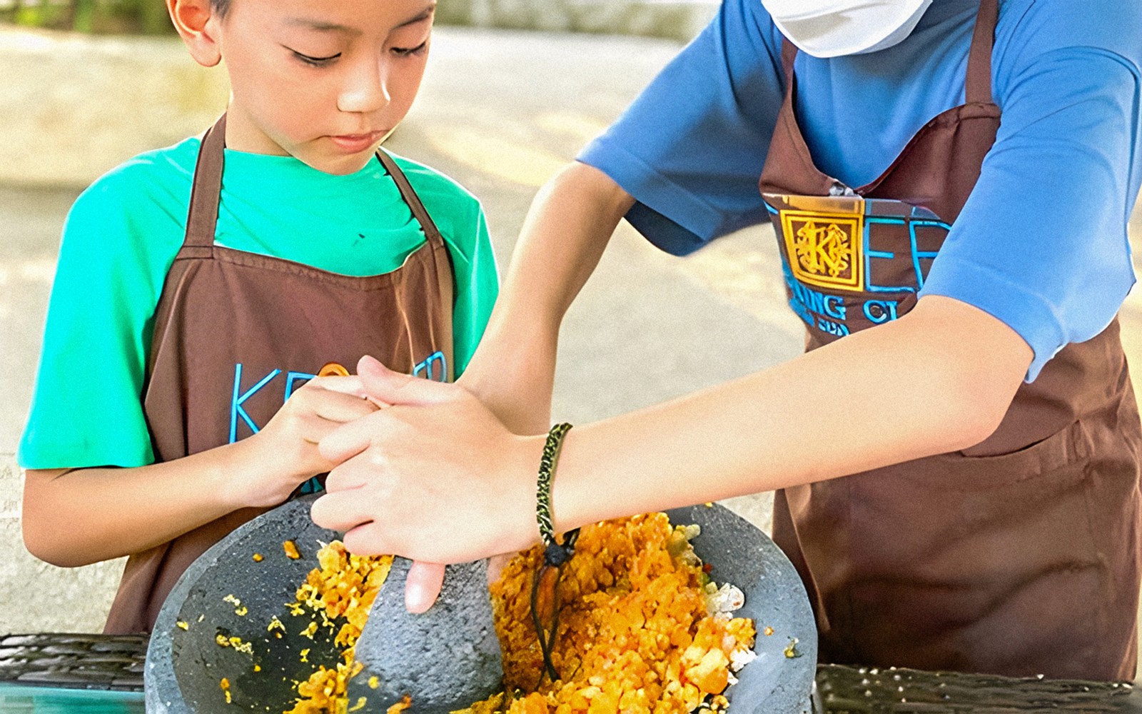 Barn og en kokk på Kekeb Balinesisk Matlagingskurs