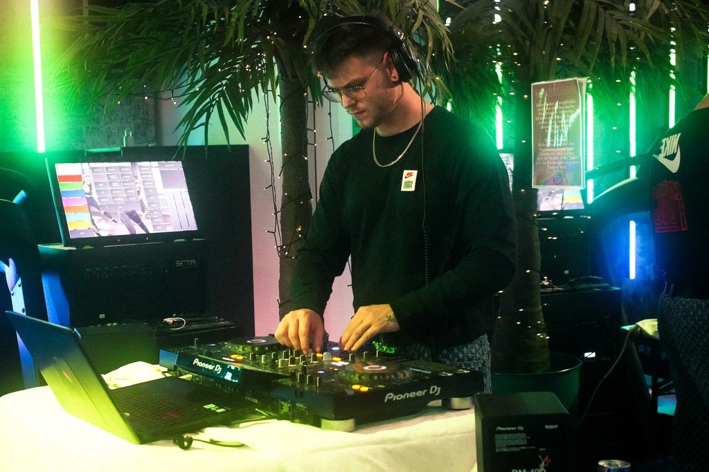 J Visco am Mischpult während HYROX Event im Force Gym Buchs SG