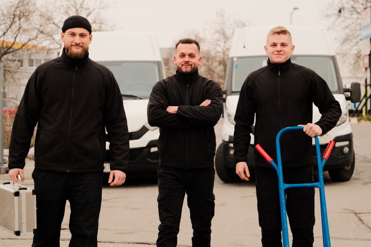 FST Transport Teamfoto bei der Arbeit während einer Entrümpelung in Wien