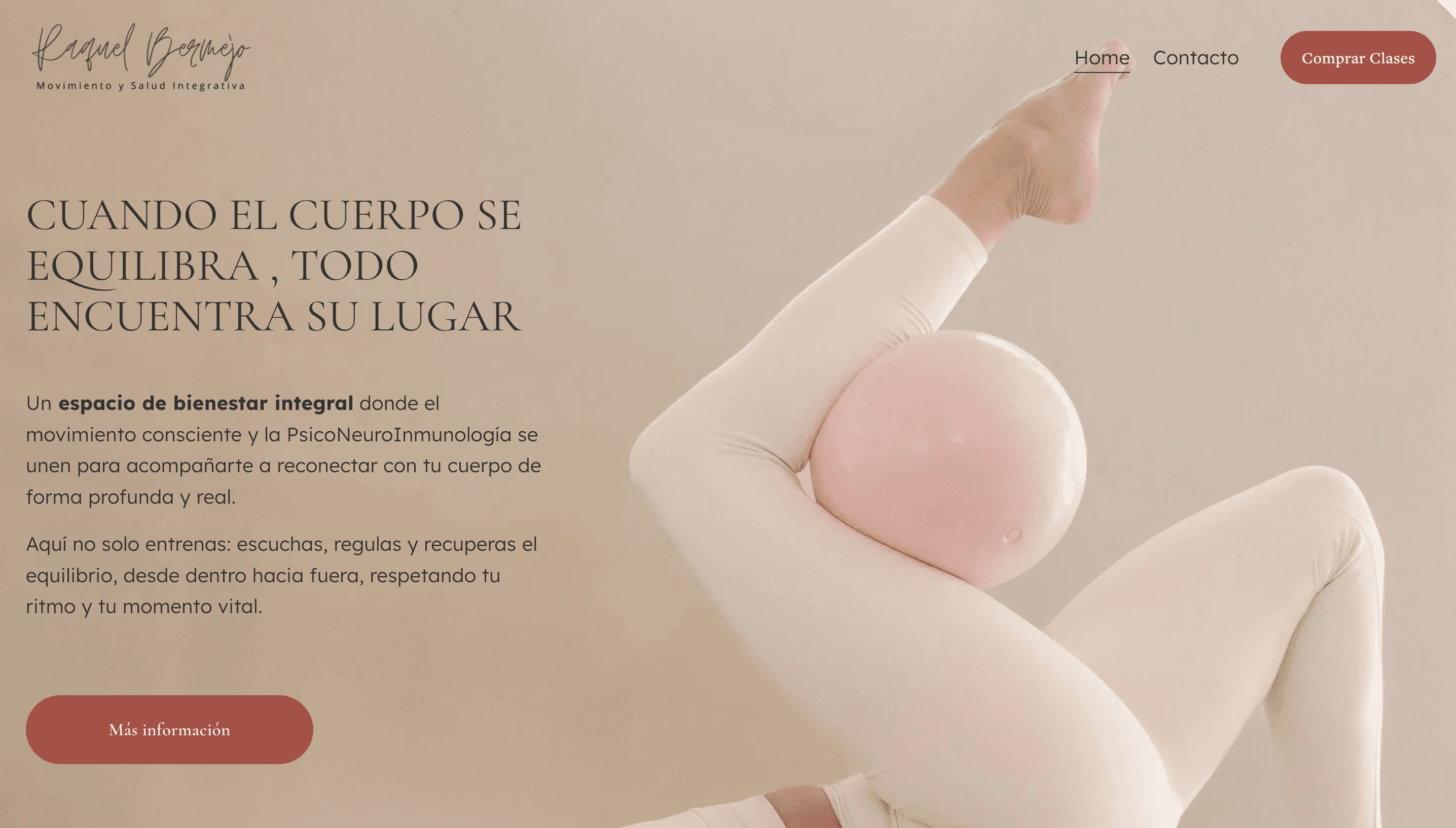 Screenshot of the Raquel Bermejo — Movimiento y Salud Integrativa homepage, featuring the headline "Cuando el cuerpo se equilibra, todo encuentra su lugar" alongside a description of an integrative wellness space combining conscious movement and PsychoNeuroImmunology, with a hero image of a person in white activewear balancing a pink exercise ball.