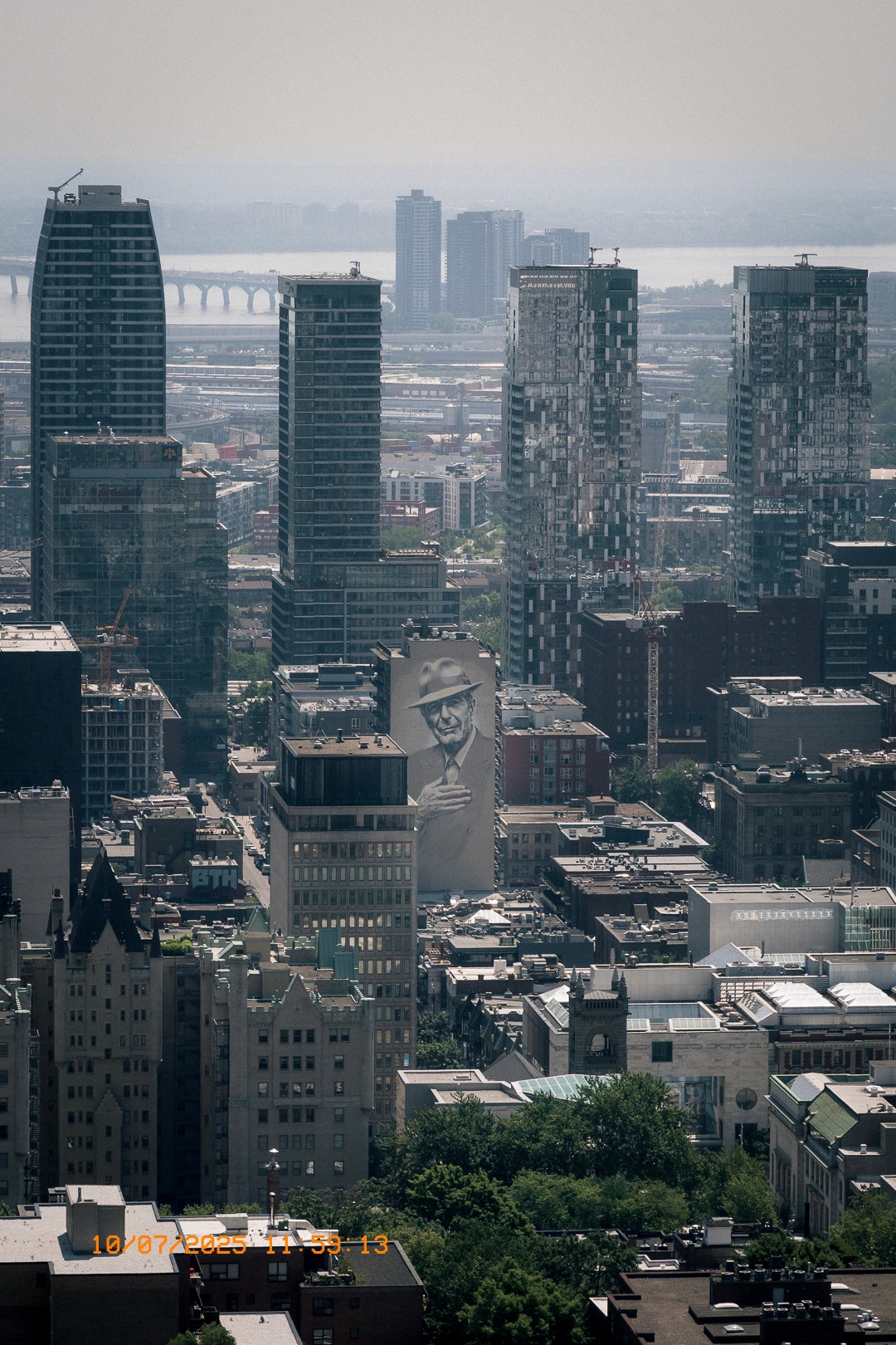 Vue aérienne de Montréal avec la fresque géante de Leonard Cohen sur un immeuble. 