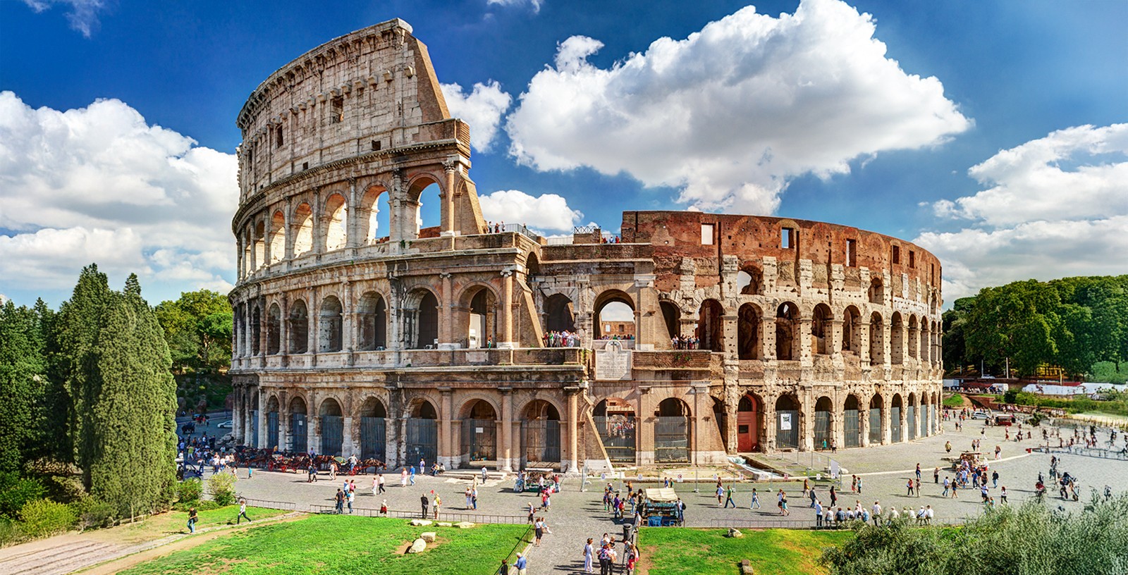 โคลอสเซียมในกรุงโรมที่นักท่องเที่ยวสำรวจแอมฟิเธียเตอร์โบราณ