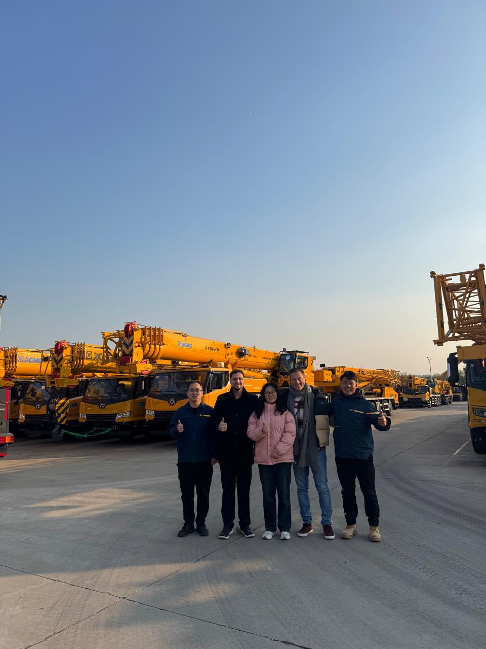 El equipo de Vialbal en la fábrica de XCMG en China.