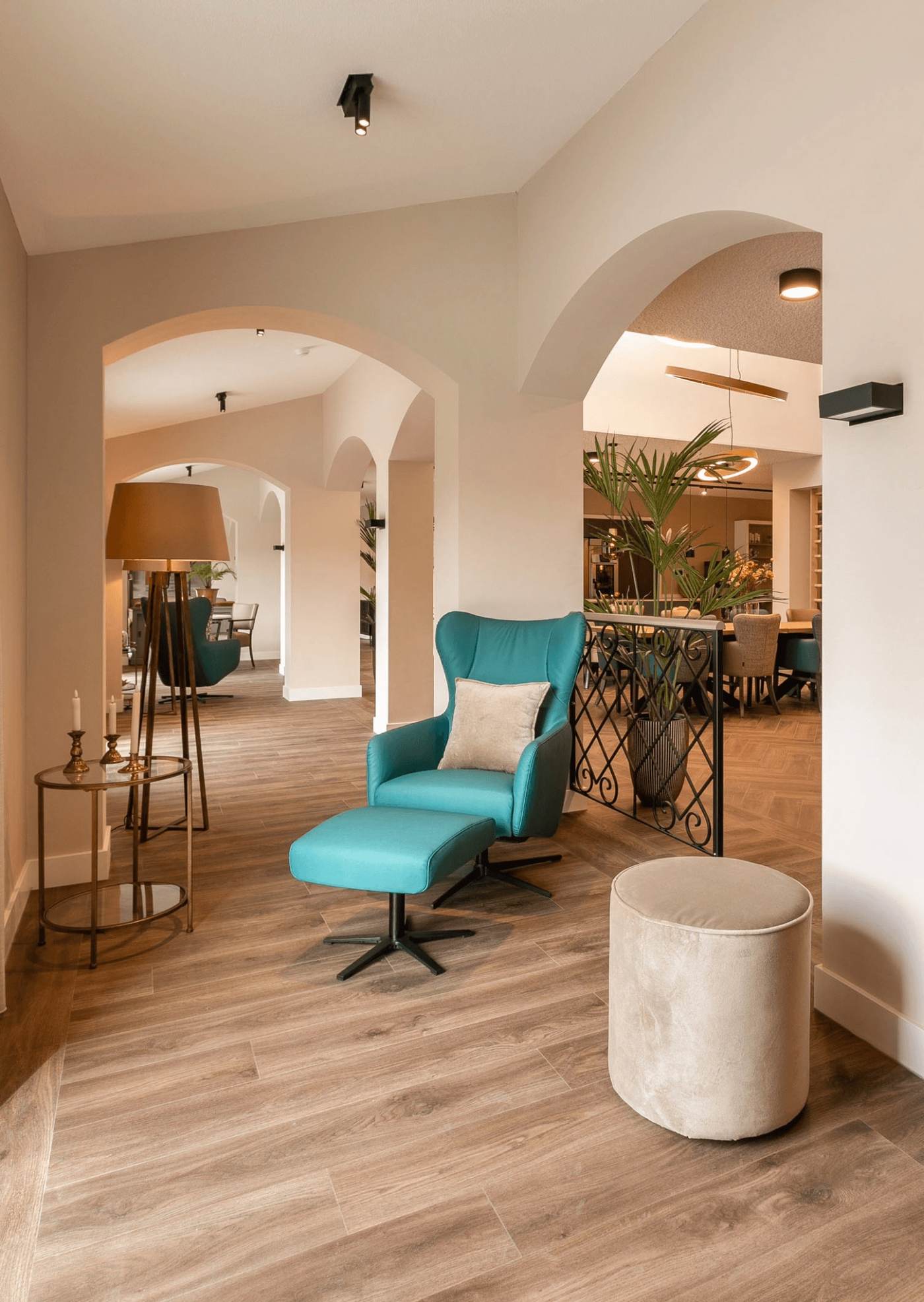 zitje met blauwe relax stoel in ouderenzorg woning