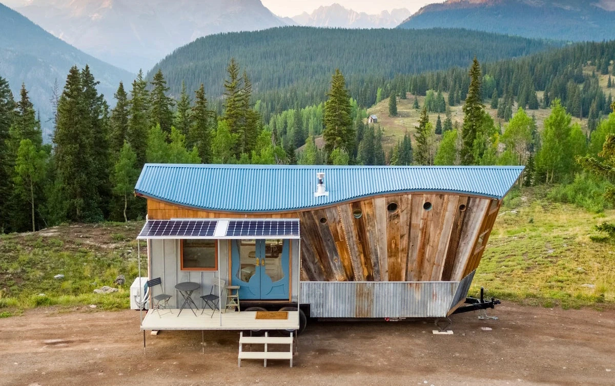 A contextual visual of a modern tiny house, representing the bridge between the digital configurator and the physical product. Highlights how accurate UI design builds trust in the final delivery.